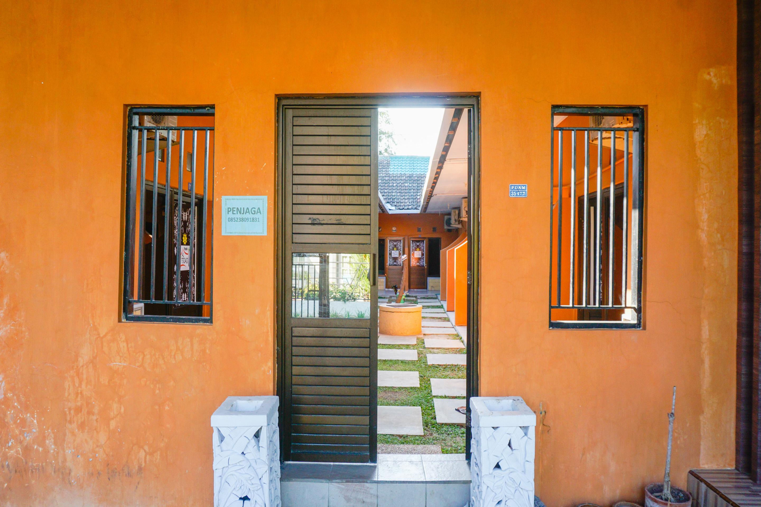 Oyo 1594 Al Firdausi Residence Баньюванги Экстерьер фото
