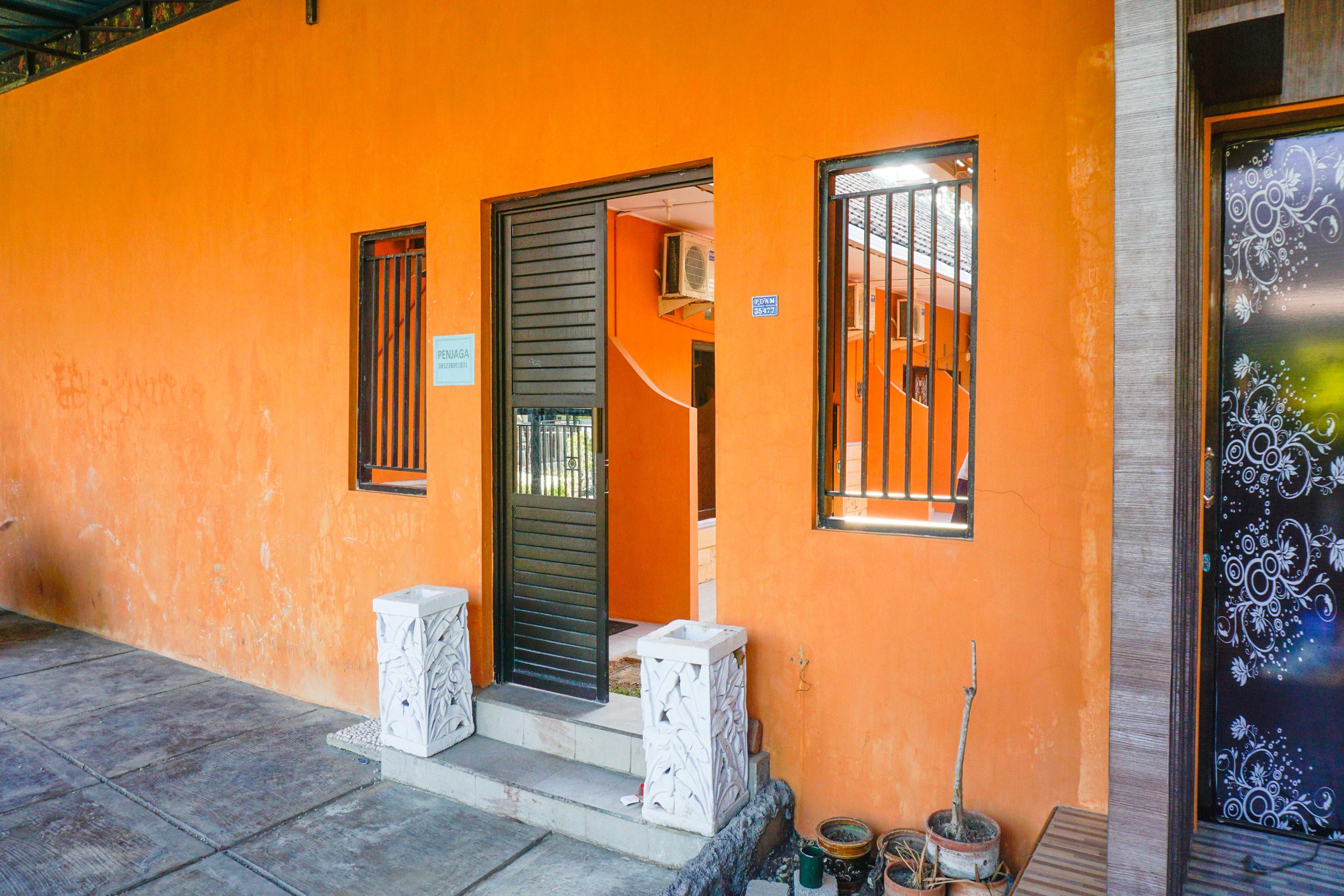 Oyo 1594 Al Firdausi Residence Баньюванги Экстерьер фото